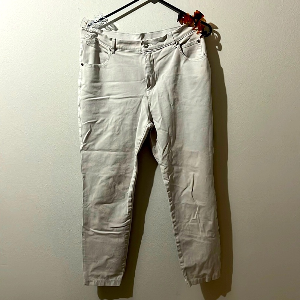 grey jeans, they r S8/US but they fit like a 10/US they are brand new/stretchy